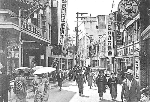 1930년대 연말의 명동.jpg