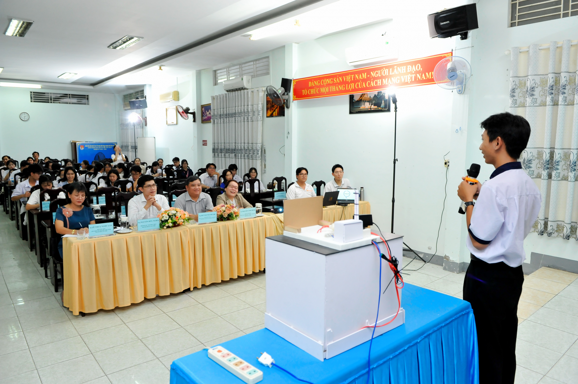 [10]관중을 바라보는 1등팀.png