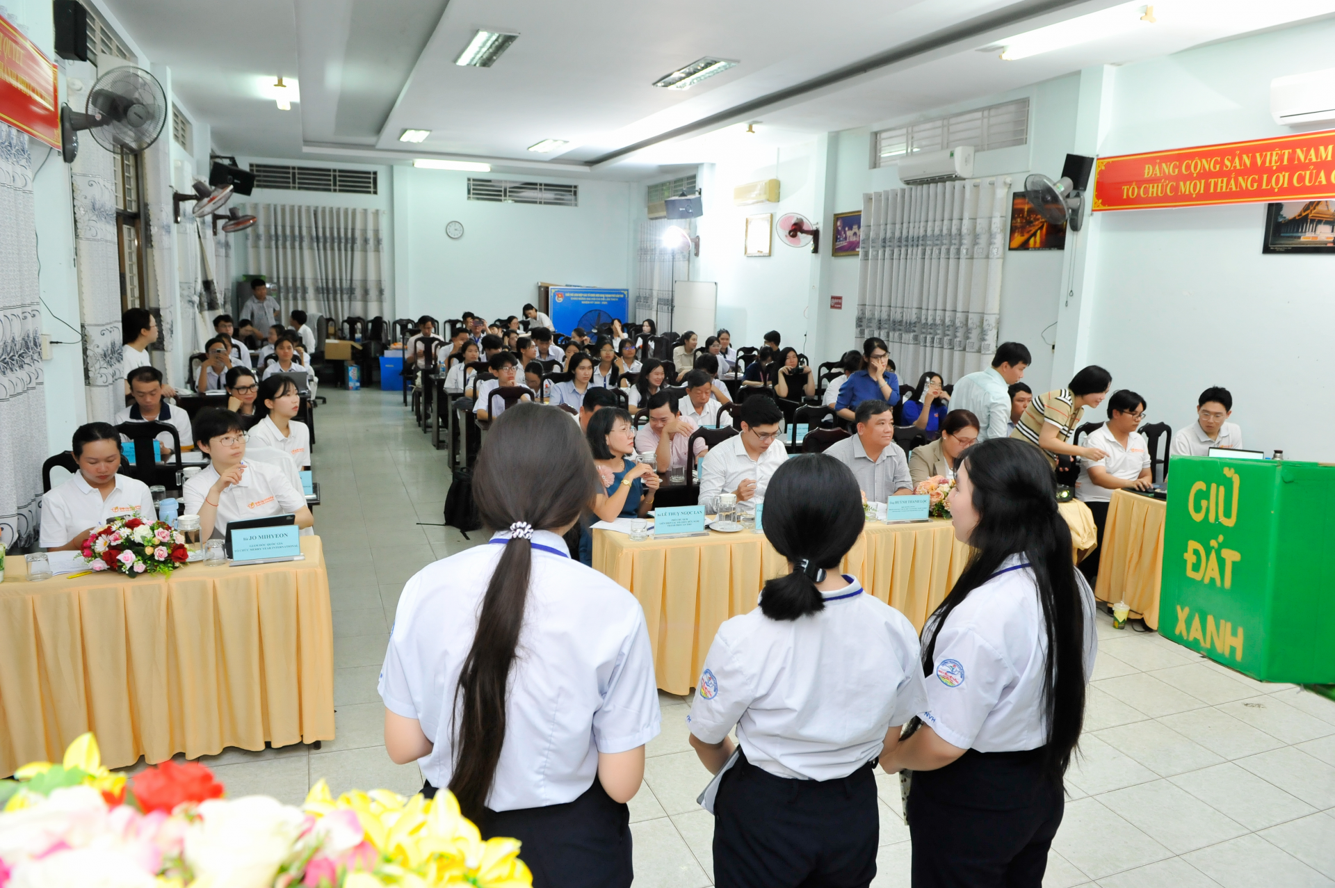 [8]관중을 바라보는 분리수거팀.png