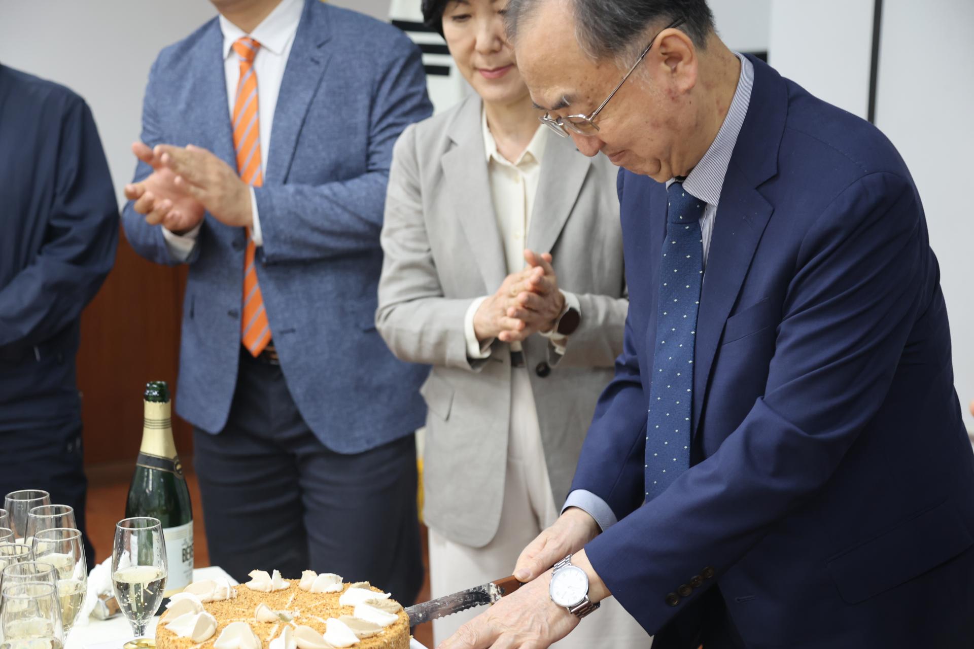 f8240ef639c04.jpg