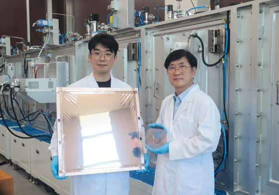 싸아이티 소호진(좌), 박상언(우) 연구원이 초고속 통신용 FCCL(좌), 반도체 패키지용 글래스 도금기판(우)을 들어보이고 있다/사진=씨아이티 /AFPBBNews=뉴스1