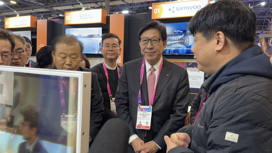 미국 라스베이거스에서 열린 ‘소비가전쇼(CES)’ 행사장에서 정승 코퍼 이노베이션 테크놀로지(CIT) 대표가 박형준 부산시장에게 기술 제품을 소개하고 있다. CIT 제공