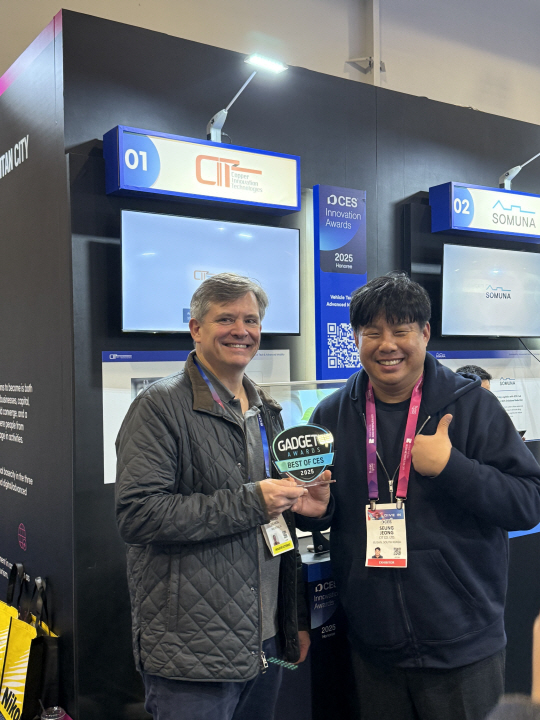 미국 라스베이거스에서 열린 ‘소비가전쇼(CES)’ 행사장에서 정승 코퍼 이노베이션 테크놀로지(CIT) 대표가 가제티 어워즈 수상을 기념해 촬영을 하고 있다. CIT 제공