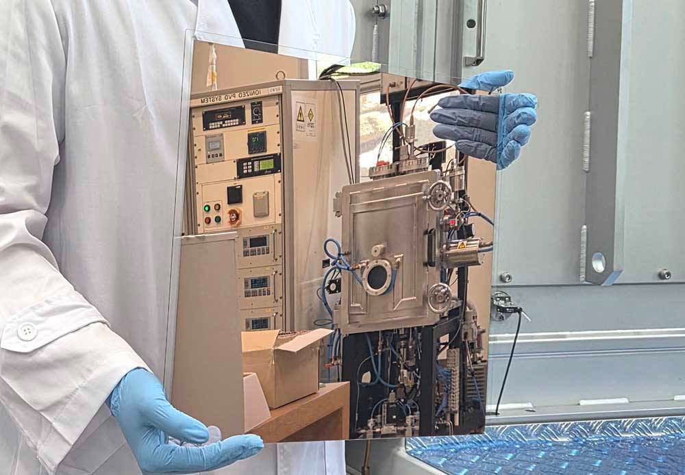 CIT가 ASE 기술로 개발한 구리플랫 패키지코어. 표면 거칠기가 3nm 이하여서 마치 거울처럼 보인다 / 출처=CIT