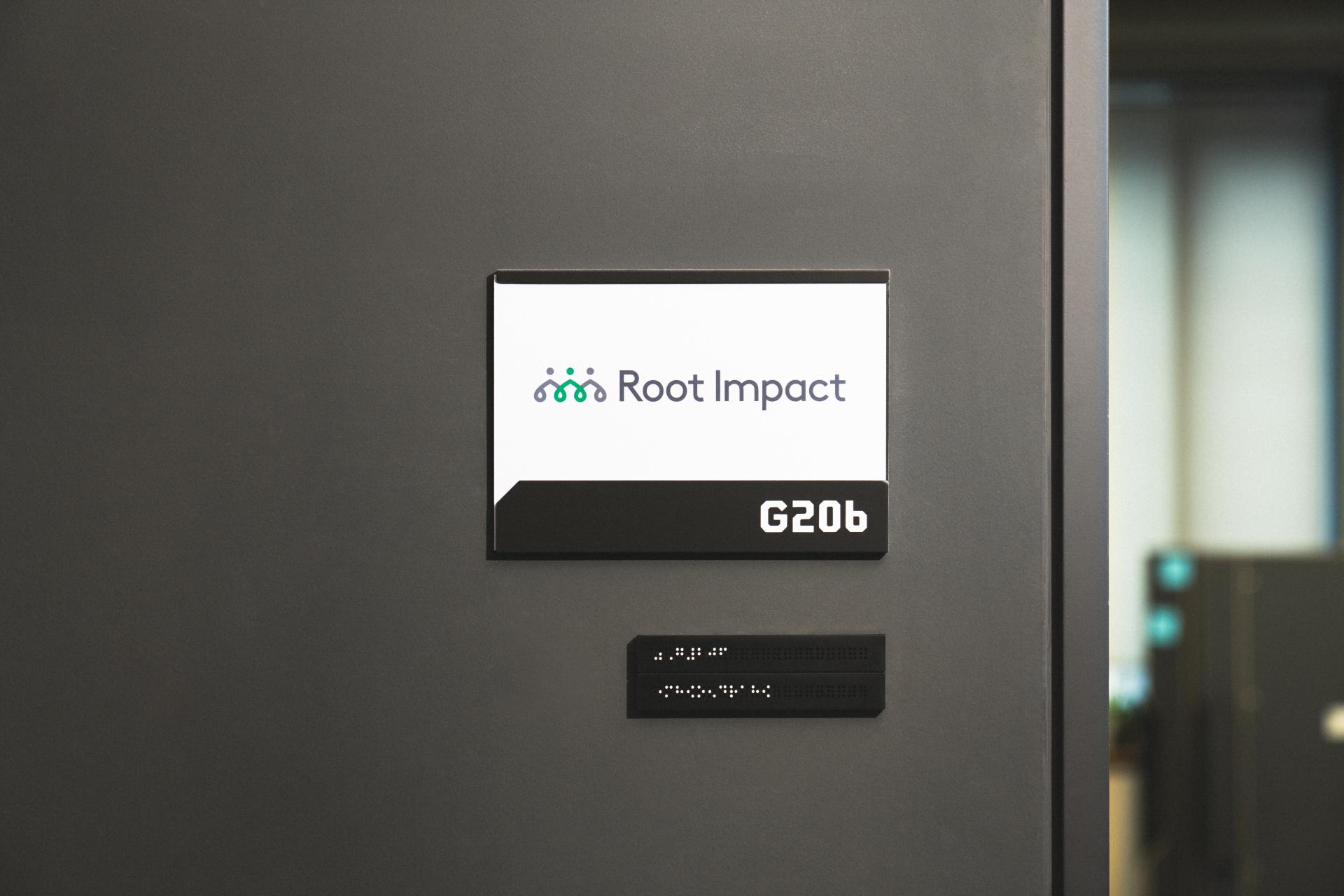 Root Impact 로고와 사무실 호실(G206)이 표기된 출입문. 하단에는 점자 안내판이 함께 부착되어 있음.