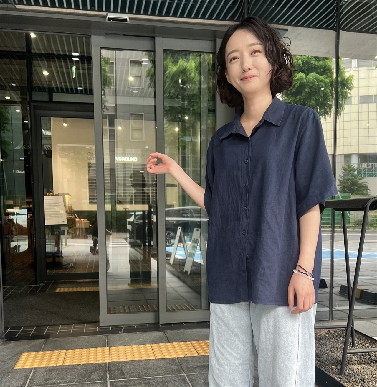헤이그라운드 성수 시작점 1층 자동문을 가리키고 있는 노유리 루트임팩트 파트장루트임팩트에서 운영하는 헤이그라운드 성수 시작점은 무거운 여닫이문을 자동문으로 바꿔 누구나 쉽게 드나들 수 있게 했다.