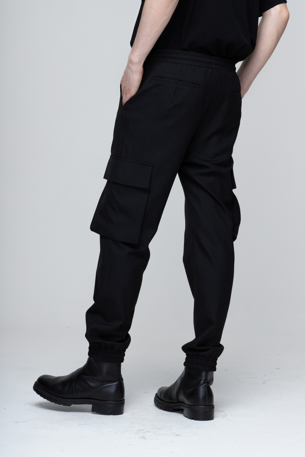 바지 모델 착용 이미지-S2L25