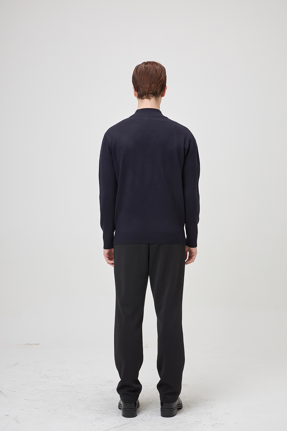 긴팔 티셔츠 모델 착용 이미지-S1L4