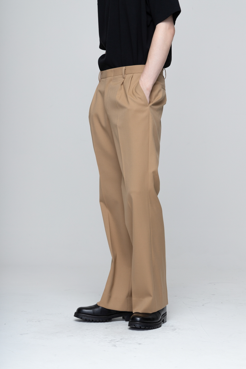 바지 모델 착용 이미지-S2L22