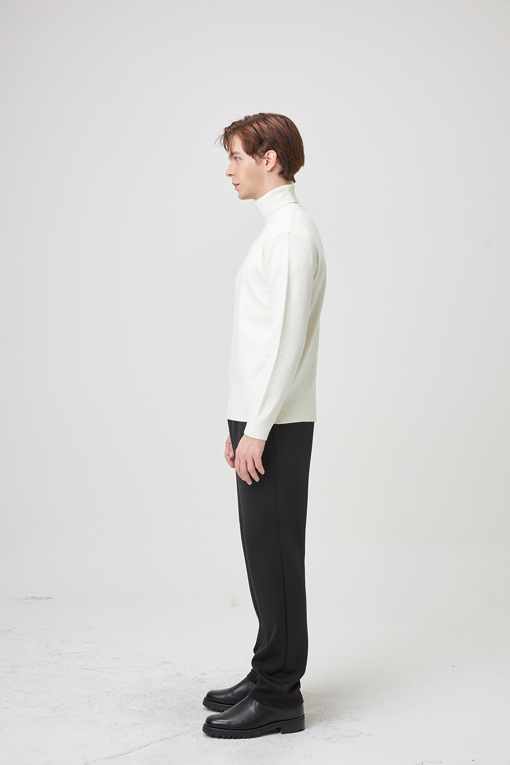 긴팔 티셔츠 모델 착용 이미지-S1L3