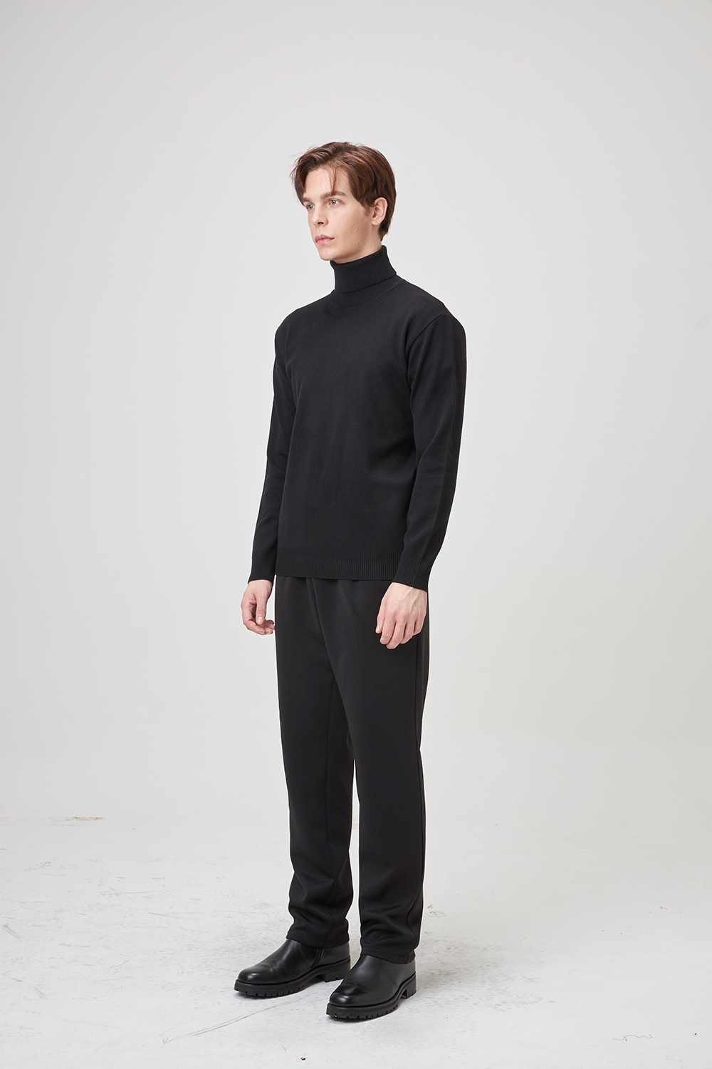 긴팔 티셔츠 모델 착용 이미지-S1L2