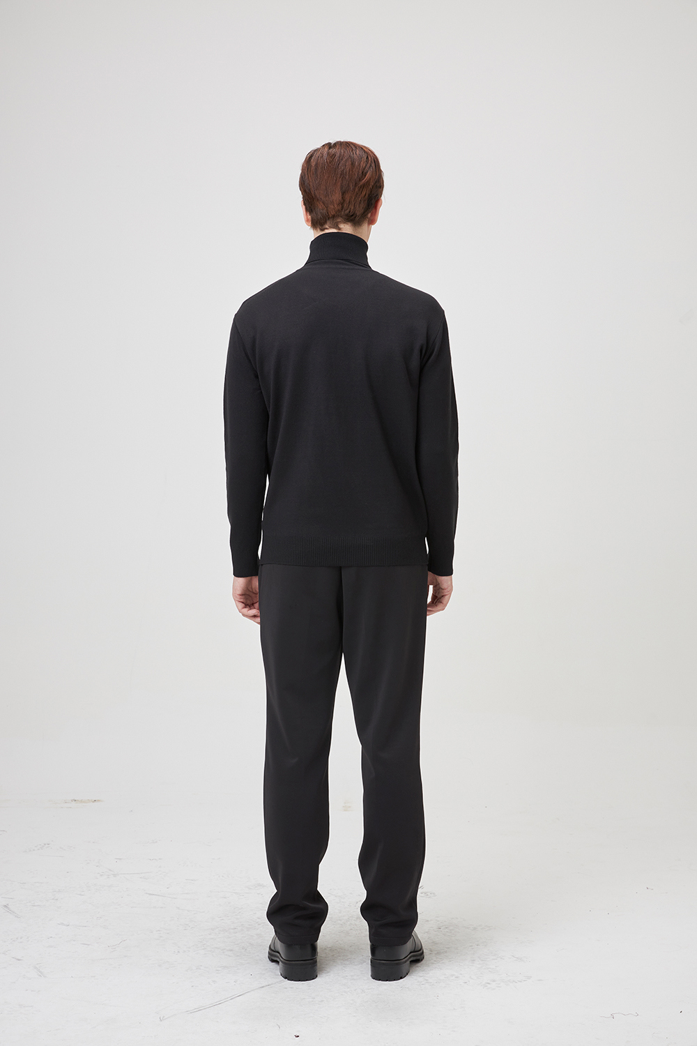 긴팔 티셔츠 모델 착용 이미지-S1L4