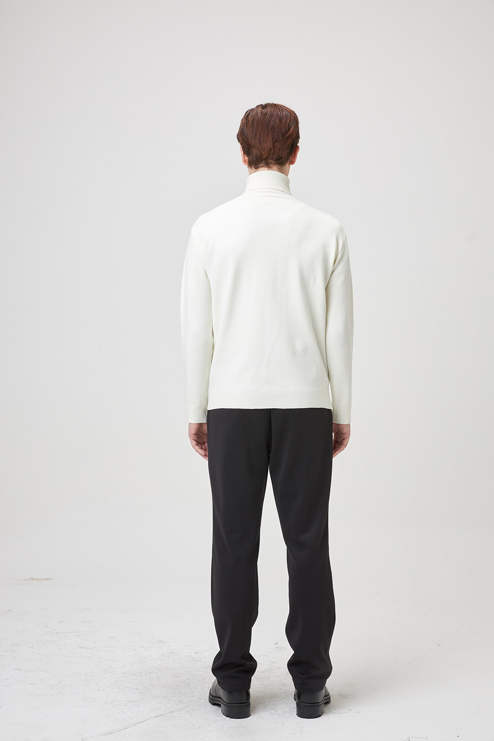 긴팔 티셔츠 모델 착용 이미지-S1L4