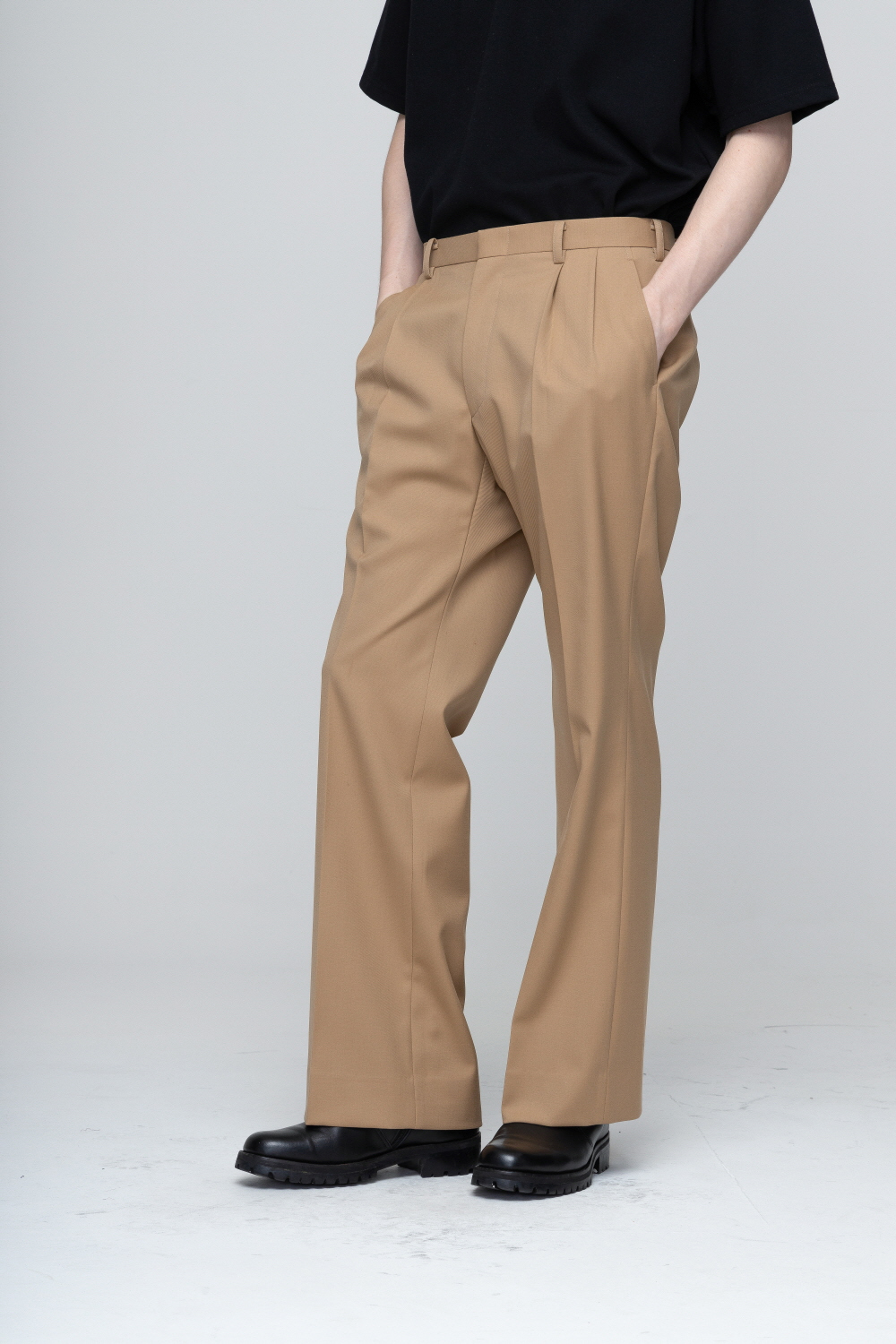 바지 모델 착용 이미지-S2L21