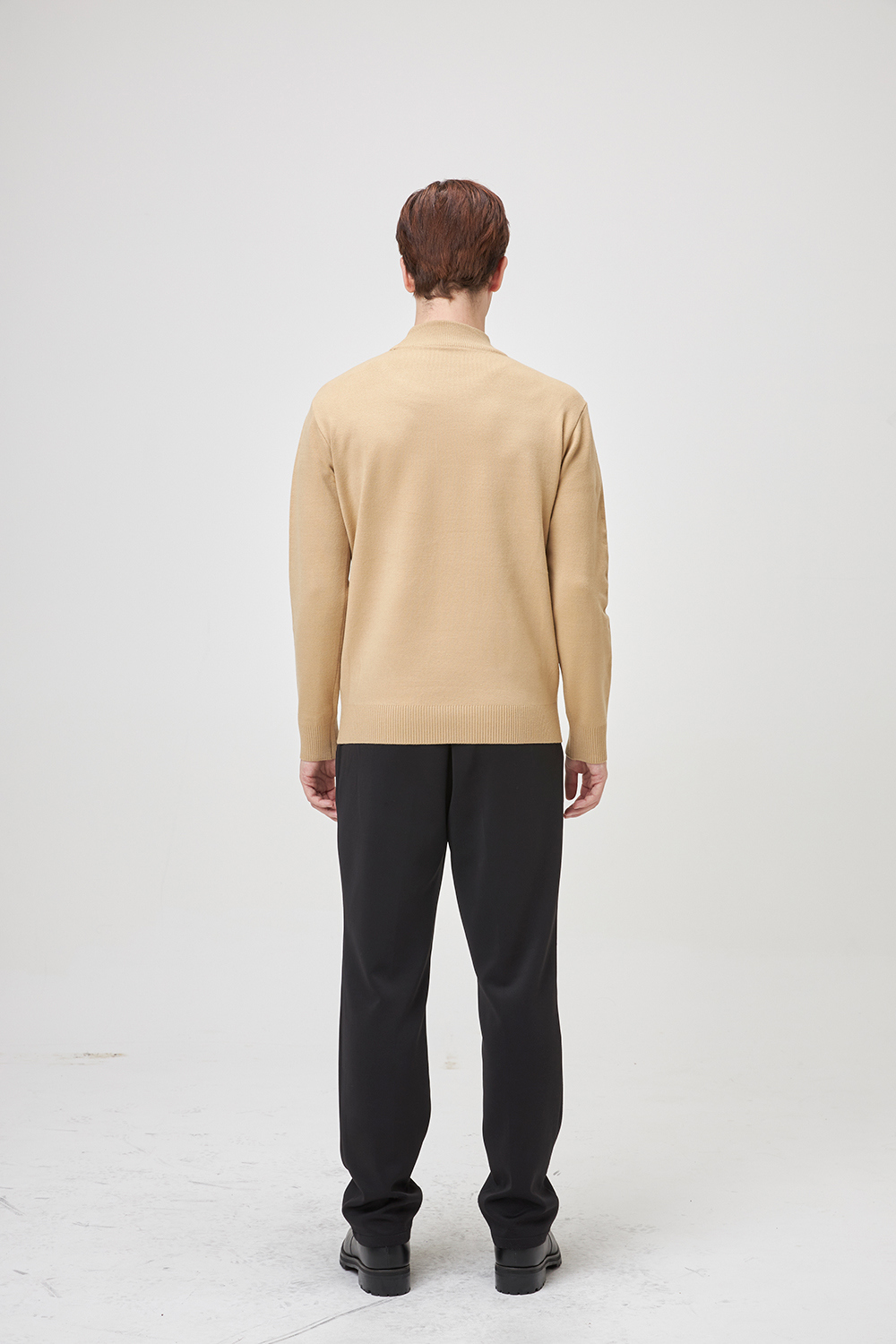 긴팔 티셔츠 모델 착용 이미지-S1L4