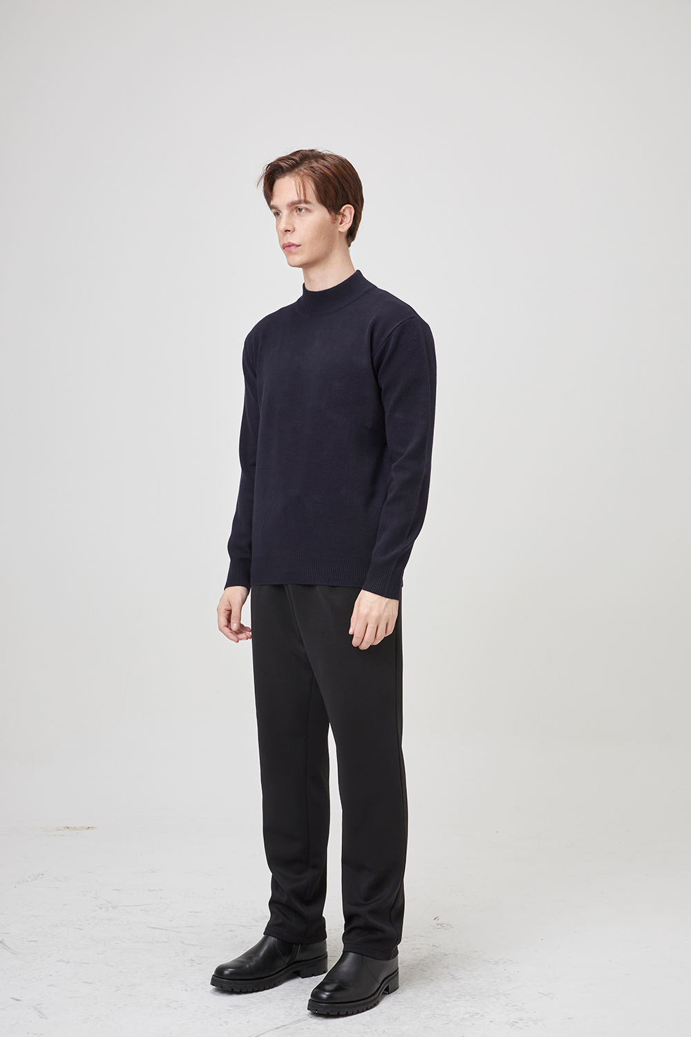 긴팔 티셔츠 모델 착용 이미지-S1L2