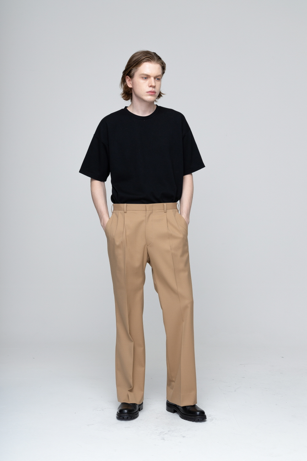 바지 모델 착용 이미지-S2L10