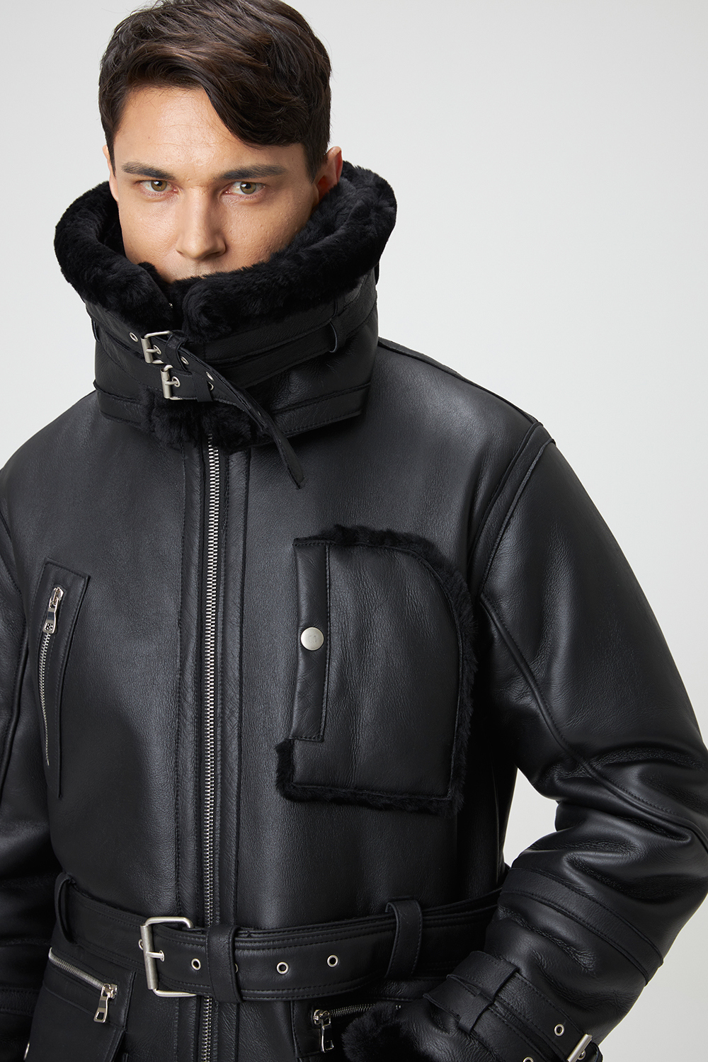 패딩 모델 착용 이미지-S1L8