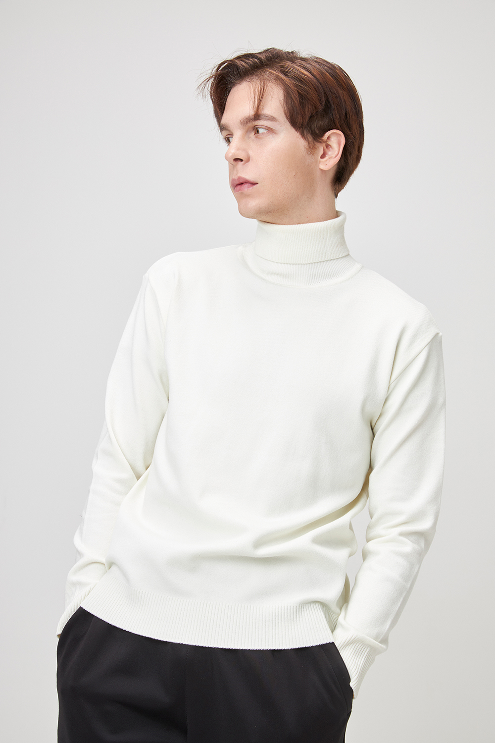 긴팔 티셔츠 모델 착용 이미지-S1L8