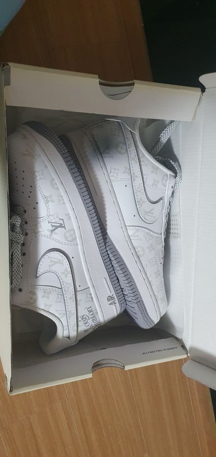 Louis Vuitton X Nike Air Force 1 한정판 스니커즈 야광 커스텀 운동화 DR9868-200 photo review