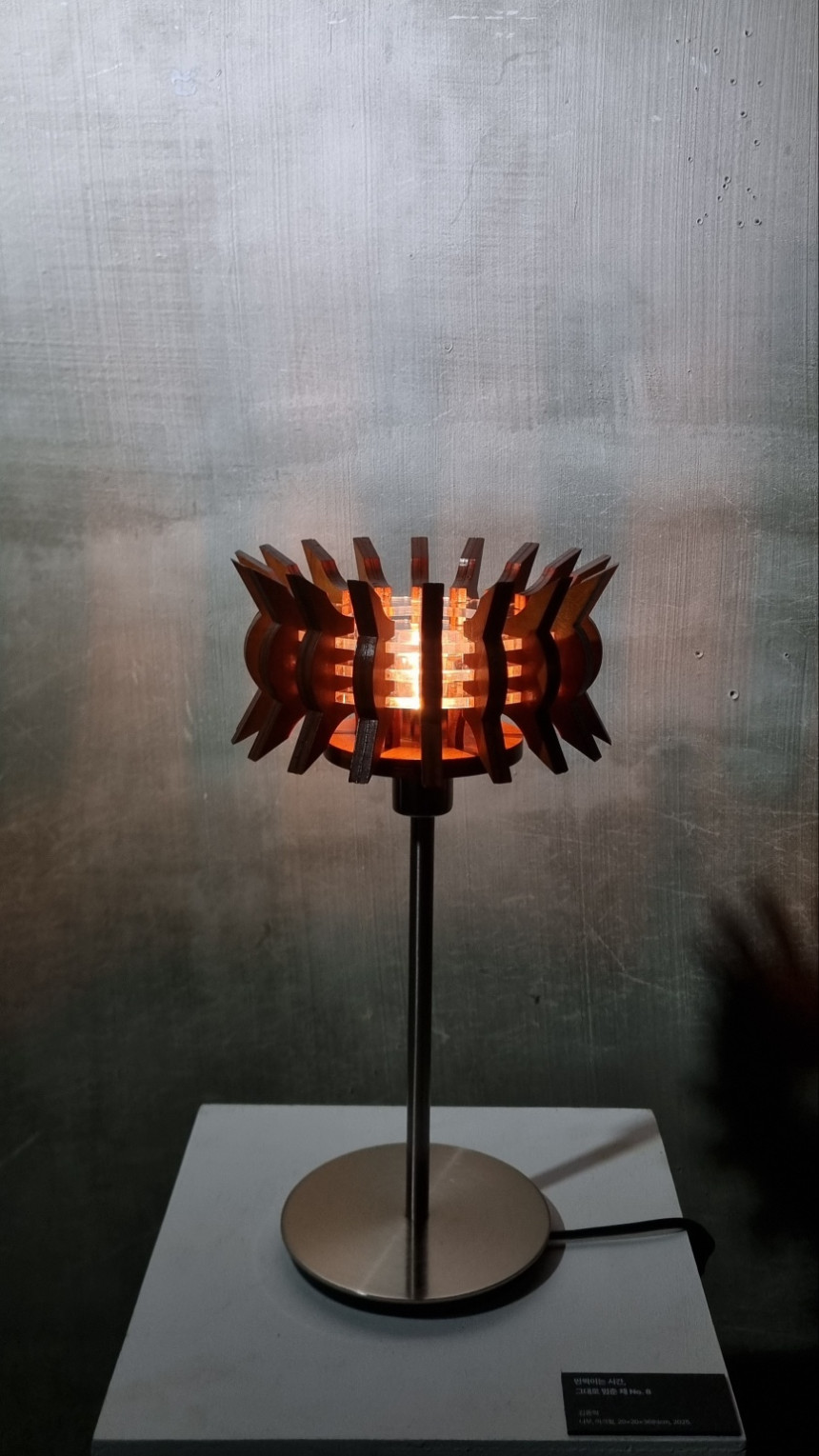 [김종혁] 반짝이는 시간, 그대로 멈춘 채 No.8, 20x20x36cm, 혼합매체, LED 스탠드, 2025