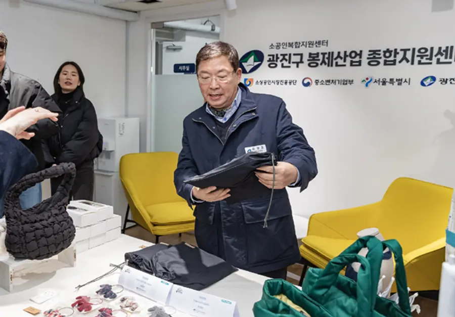 김경호 광진구청장이 광진구봉제산업종합지원센터 플리마켓에 참석해 판매 상품을 둘러보고 있다