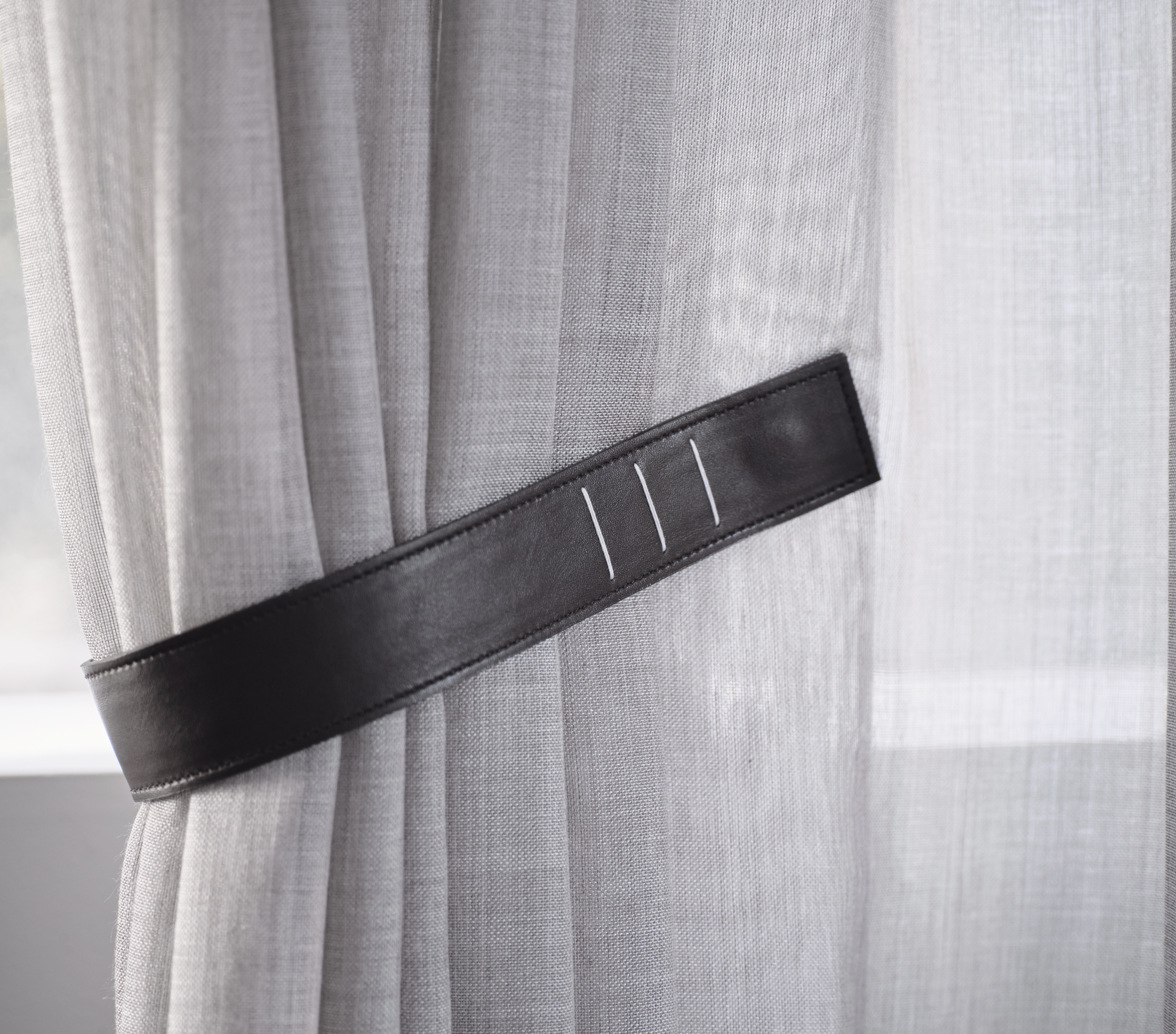 LEATHER TIEBACK
