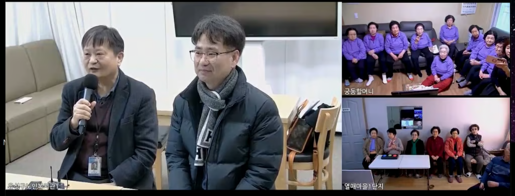 유성구노인복지관에서 열린 '두뇌배틀'경기에서 류재룡 관장(왼쪽)이 인사말을 전하고 있다. /사진=두뇌싱긋연구소