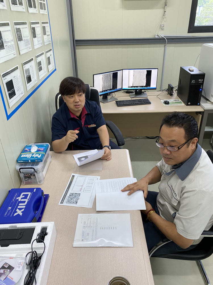 테크트랜스 연구소에서 고훈 박사(왼쪽)와 김진희 박사가 표면처리 물질 분석에 대해 이야기하고 있다.