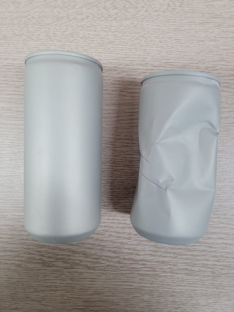 테크트랜스가 Non-BPA 친환경 코팅 기술을 개발해 국내 캔 제조사와 제품 적용 협의를 벌이고 있다. Non-BPA 친환경 코팅기술을 적용한 캔이 손상되도 코팅이 파괴되지 않는 것을 실험으로 보여주는 이미지.