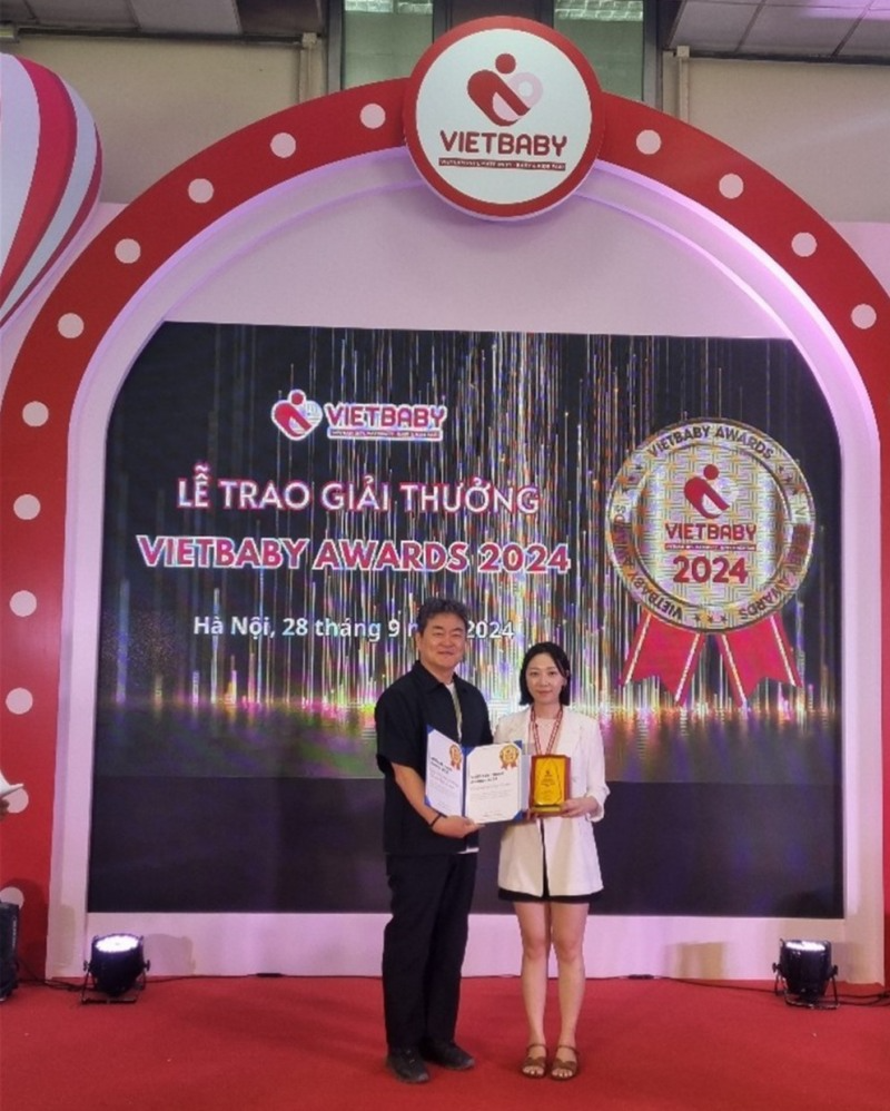 2024 하노이 국제 베이비&키즈페어에서 10개 후보중 1위로 이노베이션상을 수상한 스칸디맘 이종진 대표 (왼쪽)