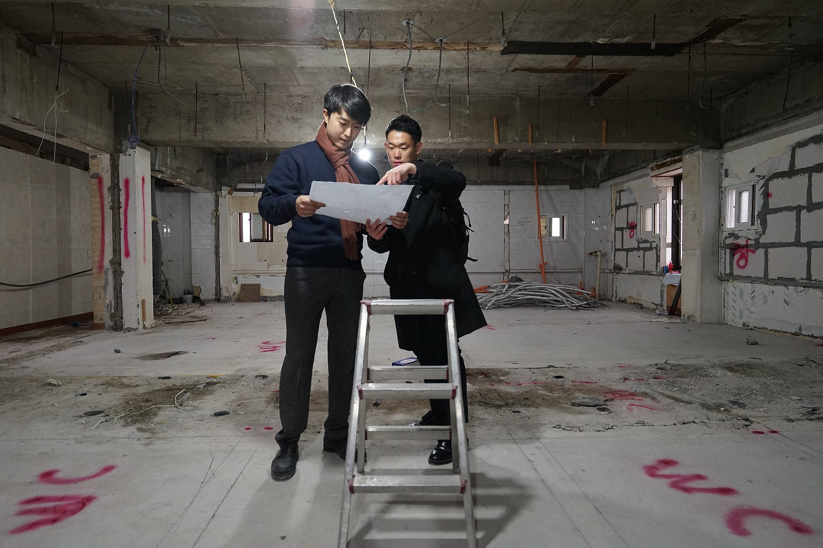 픽셀하우스가 들어설 상가에서 박준길 대표이사(왼쪽)이 꼼꼼하게 공사 현장을 점검하는 모습. 로카101 제공