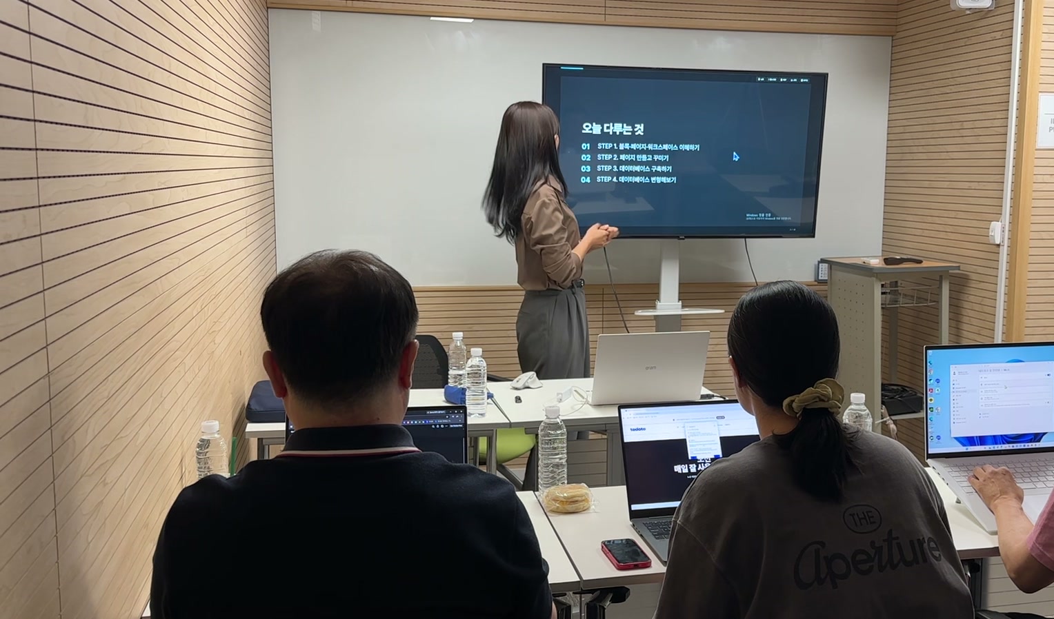 todoto 김성아 대표가 오프라인 워크숍을 진행하는 모습