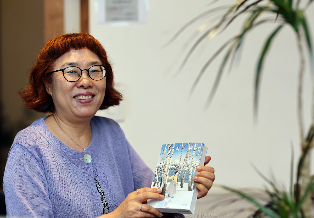 한국인 최초로 안데르센상 최종 후보에 올랐던 이금이 작가가 지난 13일 서울 종로구의 한 카페에서 경향신문과 인터뷰하고 있다.  정지윤 선임기자