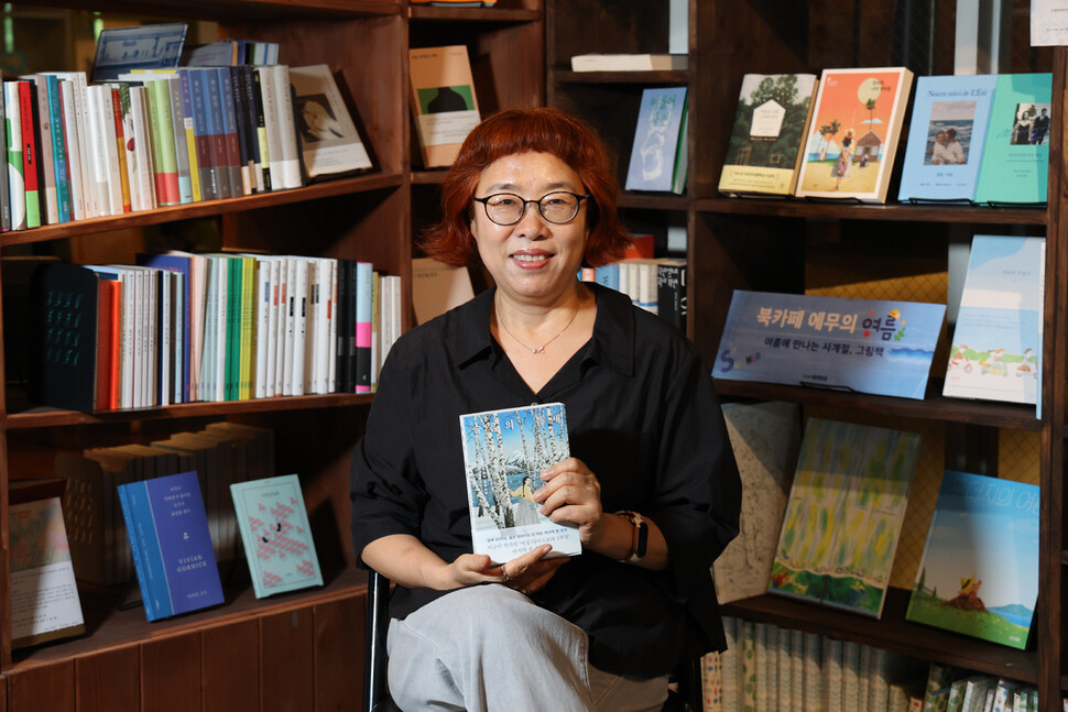 이금이 작가가 지난 6일 오후 서울 종로구 카페 에무에서 한겨레와 인터뷰하기에 앞서 사진을 찍고 있다. 김영원 기자 forever@hani.co.kr