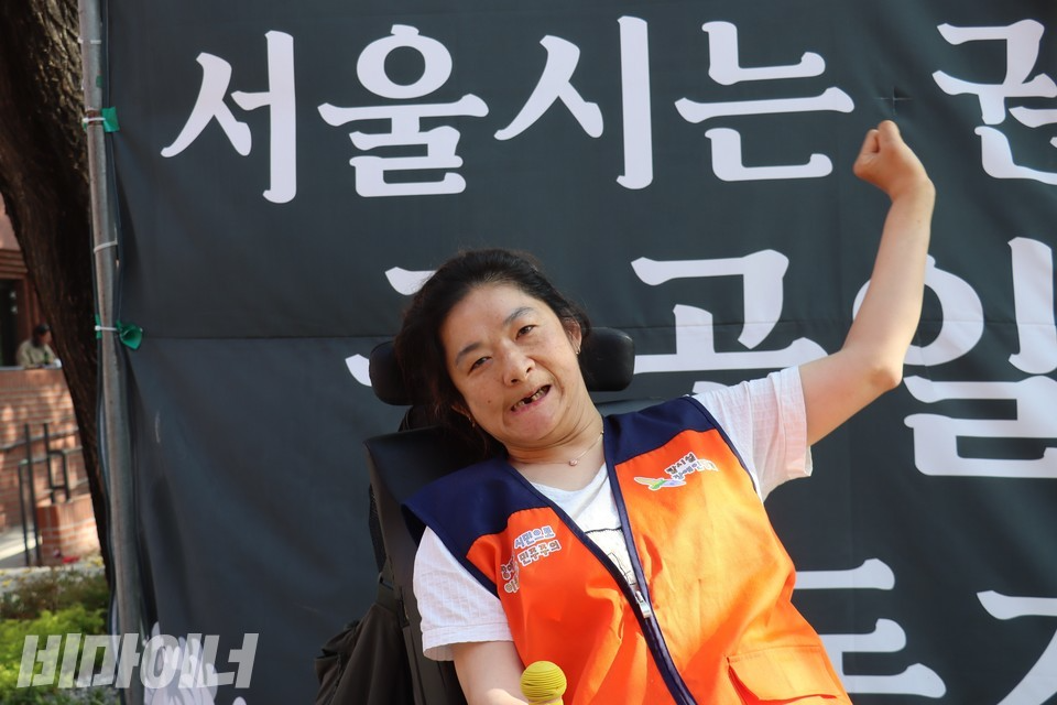 조상지 예비후보가 주먹 쥔 손을 높이 들고 있다. 그의 뒤로 “서울시”라고 적힌 글씨가 보인다. 사진 김소영