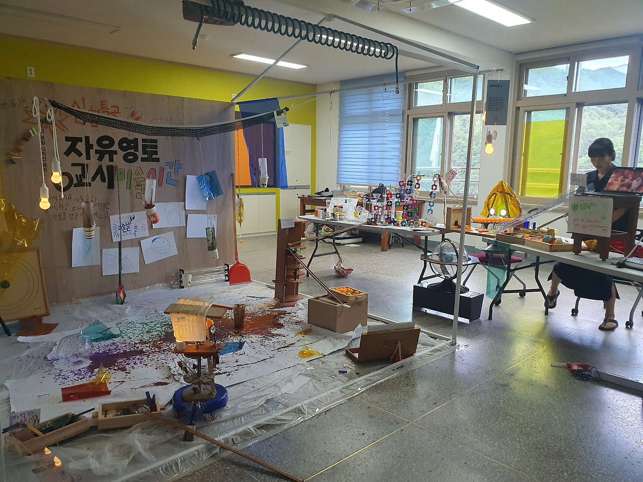 학교의 안녕을 기원하며 함께 미술작품을 완성할 수 있도록 한 참여형 작품 <0교시 미술시간> ⓒ최인영님