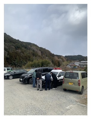 접촉사고 처리 중인 사진, 놀란 마음에 웅성웅성대는 모습이 남았다. 사진 속 가장 왼쪽의 인물이 사고처리를 도와준 아야짱