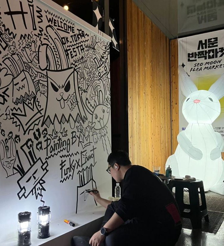 제주의 서문공설시장에서 라이브드로잉 중인 신명근님 ©펑키캐롯 신명근