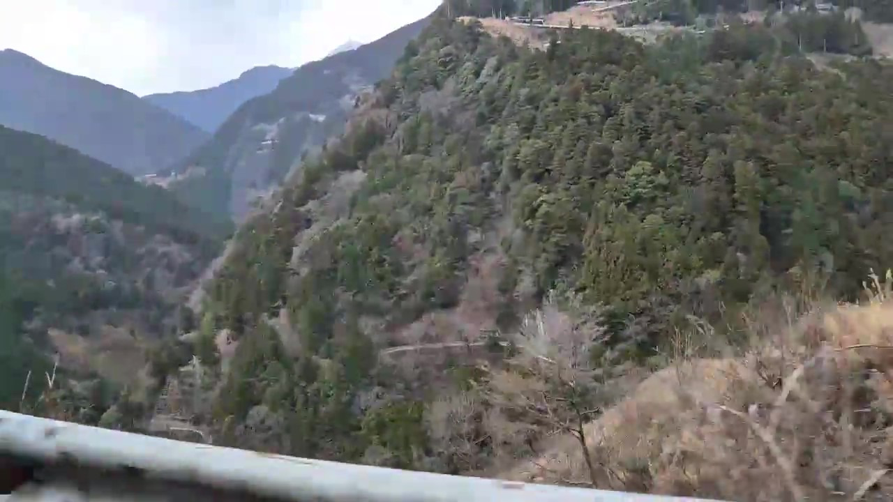 천길 낭떠러지라는 말이 실감났던 가미야마로 들어가는 길. 아주 낡고 오래된 가드레일 옆은 절벽이고, 구불구불한 길은 끝이 없었다. 사진 속 가느다랗게 이어진 선들이 지나온 길이다.