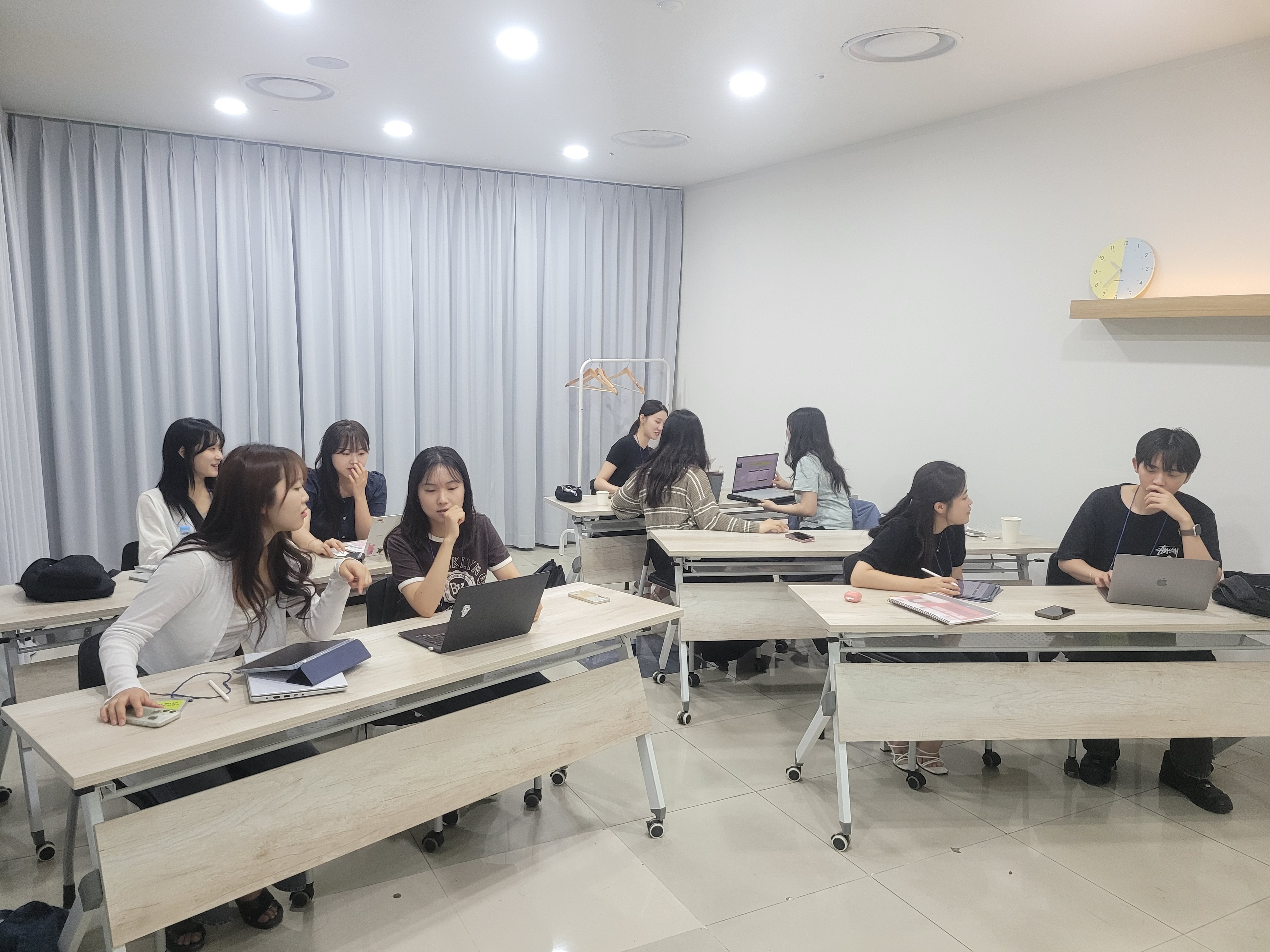 마켓톤 프로그램을 진지하게 수행 중인 경북대 소셜이펙트 구성원들. 학교 앞 점포 창업을 압축적으로 경험 중이다.