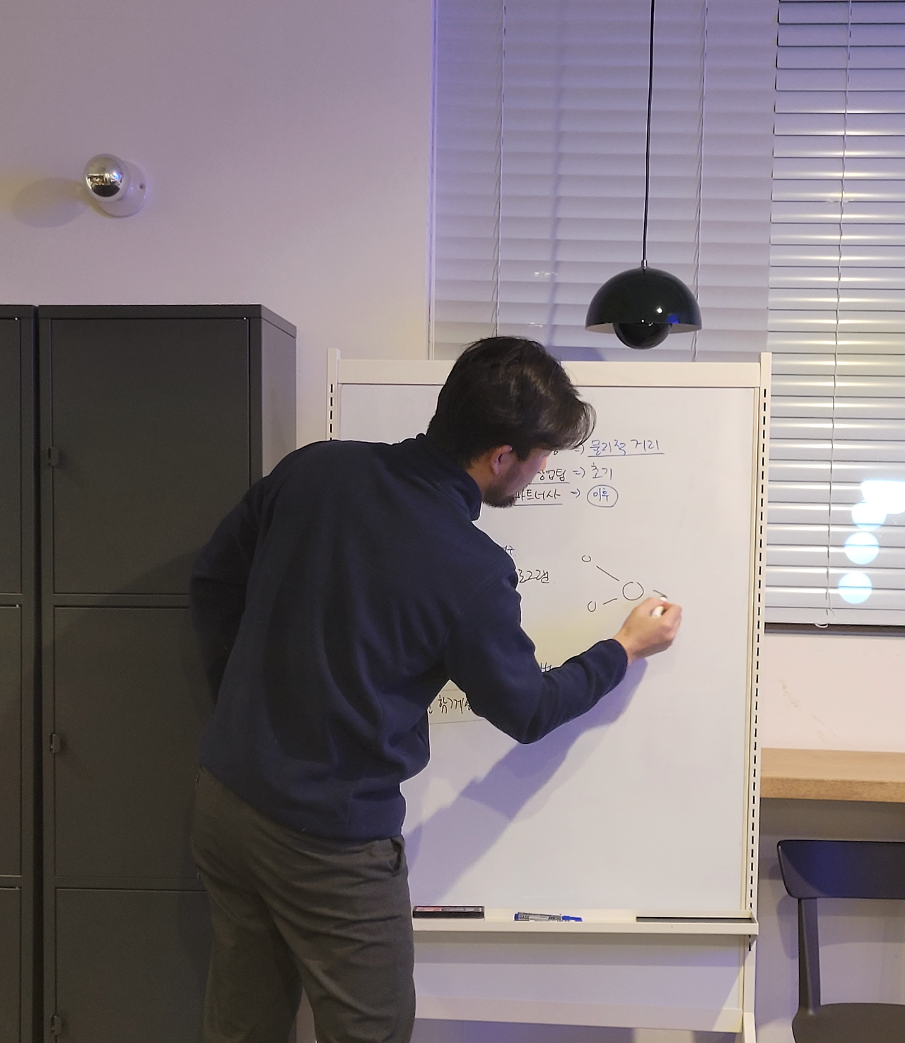 2박 3일의 마지막을 총 정리하는 워크숍을 진행 중인 정홍래 대표