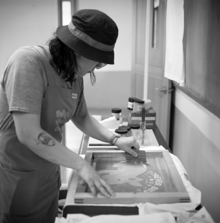 부산 영도에 자리를 잡고 부산의 젊고 유쾌한 에너지를 담아내는 도다리비쥬얼랩. 사진은 실크스크린 작업으로 굿즈를 제작 중인 박정원님 ⓒ박정원님