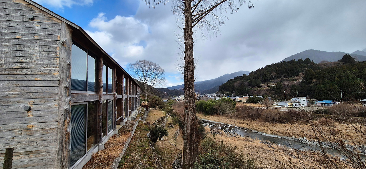 가미야마의 옛 집을 개조한 위성 오피스