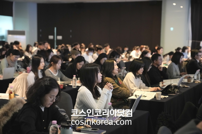 ‘글로벌 핫이슈, 2025 화장품 시장 이슈와 전망 컨퍼런스’는 27일 오전 10시부터 오후 5시까지 엘컨벤션 1층 컨벤션홀에서 화장품 제조유통사 임직원, 학계, 유관기관, 단체 관계자 등 300여 명이 참가한 가운데 개최됐으며 참가자들로부터 높은 호응을 받았다.