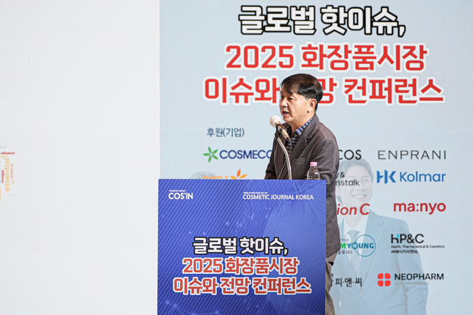 신동욱 건국대학교 바이오융합과학부 뷰티화장품학과 교수가 '2025 바이오 화장품 연구개발(R&D) 동향과 향후 기술적, 산업적 전망' 발표를 통해 "바이오 화장품은 개인 맞춤형 노화 예방과 피부 개선을 목표로 하며 최근에는 의료산업과 연계해 빅데이터 분석과 AI 기술을 활용이 부상하고 있다"며, "마이크로바이움, 후성 유전학 등 막대한 연구비가 투입되는 유전체 중심의 첨단 연구가 활발히 진행 중이다"고 제시했다.