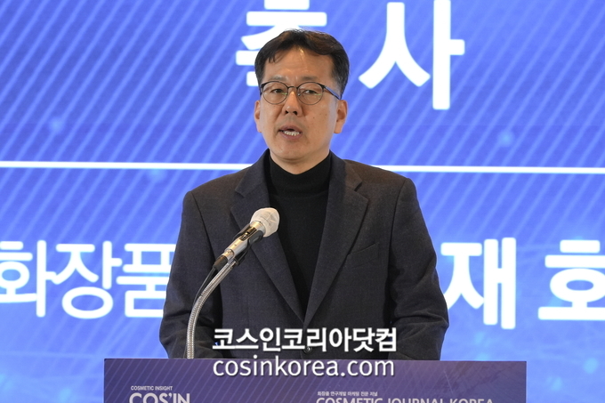 연재호 대한화장품협회 부회장는 축사를 통해 올 한 해 한국 화장품 산업의 성과를 짚어보고 업계가 글로벌 시장에서의 경쟁력을 강화해 나가기 위해 더욱 노력해야 한다고 전했다. 연 부회장은 "정부와 산업계의 긴밀한 협력을 지원해 우리 화장품 산업이 세계 시장에서 한 단계 더 도약할 수 있도록 지원을 아끼지 않겠다"고 강조했다. 