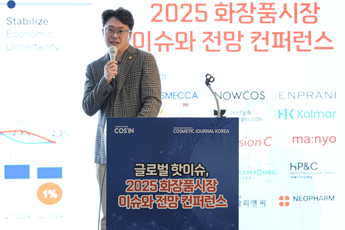 박지혁 닐슨아이큐, 아시아퍼시픽 이커머스 솔루션 총괄/전무는 'Retail Dynamics - 소비 유통 채널의 변화와 시사점'을 주제를 통해 "다양한 검색 툴과 AI 도구를 활용해 저렴한 제품을 찾는 소비자와 자기 관리를 위해 비싼 제품을 구매하는 소비자로 시장이 양분되고 있다"며, "변화하는 소비자 행동에 맞춰 기업들의 전략이 유연하게 수정, 보완이 필요하다"고 강조했다. 