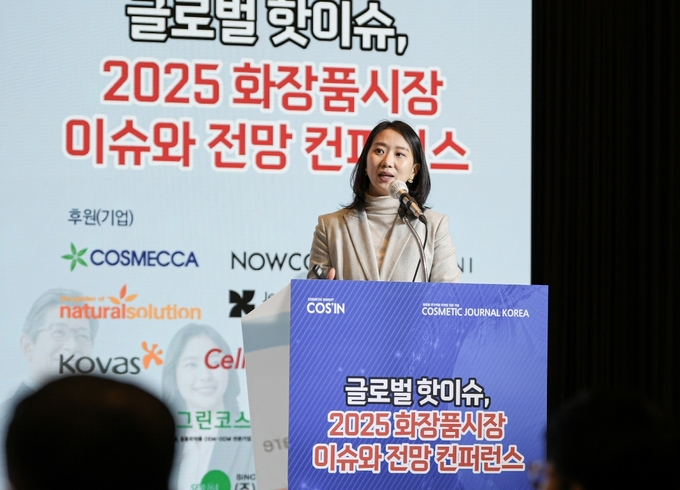 홍희정 유로모니터 인터내셔널 수석연구원은 '2025 글로벌 뷰티 & 퍼스널케어 시장 전망' 발표를 통해 "소비자는 단순히 저렴한 제품보다는 제품의 가치와 쇼핑 경험을 중시하는 경향이 있다"며, "앞으로 퍼스털케어 시장은 성분의 효능과 이에 대한 과학적 근거를 강조하고 개인의 니즈에 맞춘 제품과 경험을 강조하는 전략이 필요할 것이다"고 제시했다. 