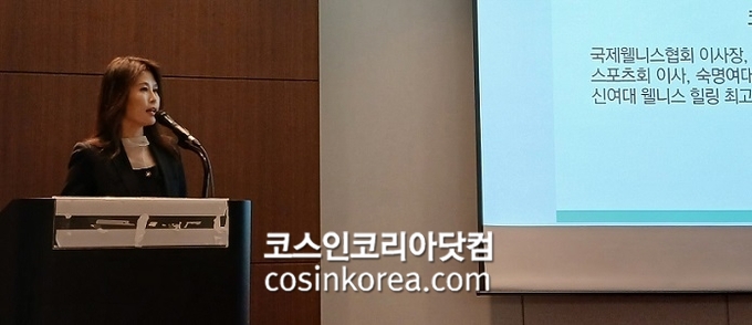 이날 세미나 사회는 김수미 코스웨이 대표(국제웰니스협회 이사장)가 맡아, 유려한 진행으로 박수를 받았다.&nbsp;
